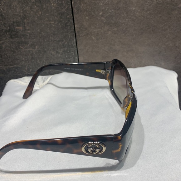 Authentic Gucci Sunglasses with cover - Picture 3 of 8